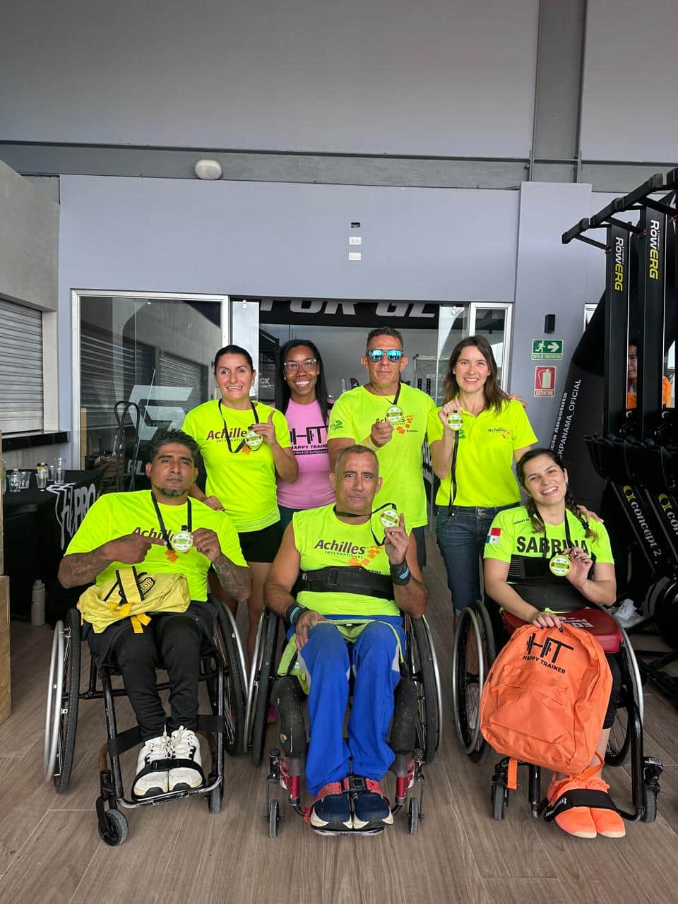 Seis integrantes celebran con sus medallas dentro del gimnasio